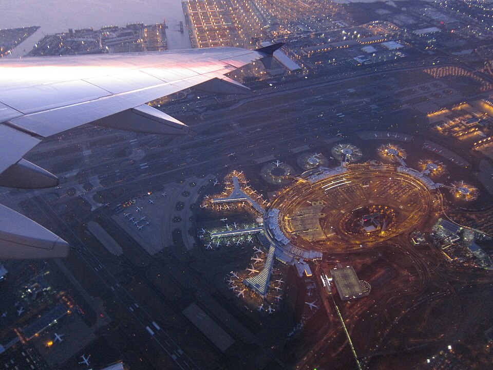 纽瓦克机场到泽西城怎么安排？酒店位置与接送核对｜Newark Airport terminals as seen from departing A319