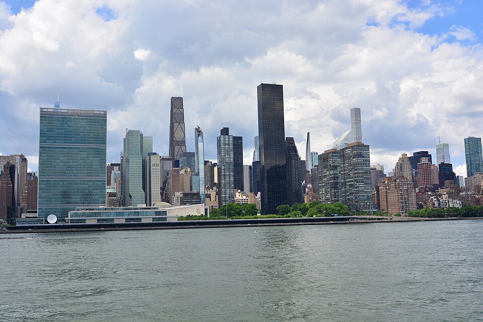 纽约联合国总部怎么参观？预约、证件与家庭接送攻略｜UN Building and north from the East River 01
