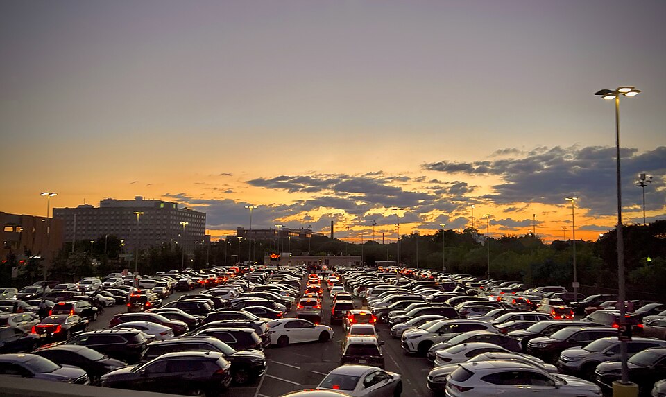 波士顿机场到Newton怎么安排？酒店、探亲与接机确认｜Logan International Airport (BOS), Boston, Massachusetts June 2024 - big parking lot