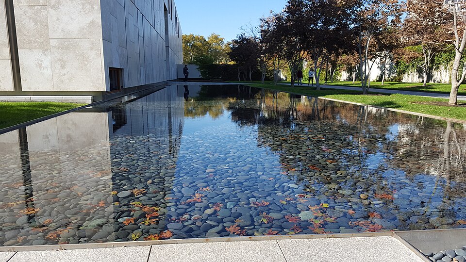 费城巴恩斯基金会怎么逛?艺术看展与半日交通|Reflecting pool outside the Barnes Foundation - Philadelphia (by MyWikiBiz)