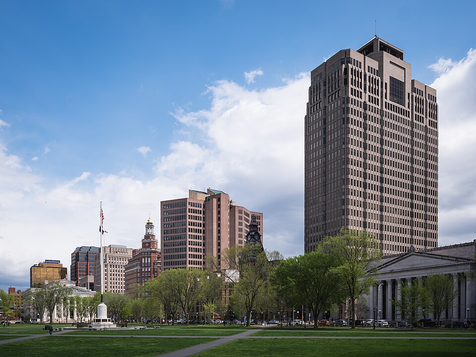 纽约到纽黑文 New Haven 包车：耶鲁访问、城市步行与大学接送｜New Haven skyline from the New Haven Green, Connecticut
