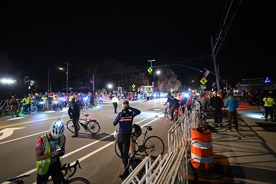 波士頓馬拉松期間怎麼約車？酒店與機場會合｜Bicyclists at Boston Marathon start line for "Midnight Marathon" bike ride 2025 3