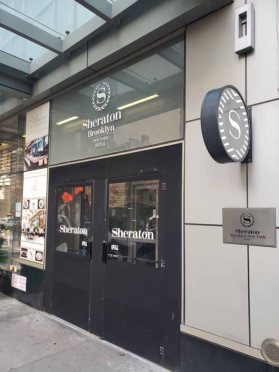 美東家庭訂兩間酒店房怎麼安排交通？分住與會合清單｜Sheraton Brooklyn New York Hotel Entrance
