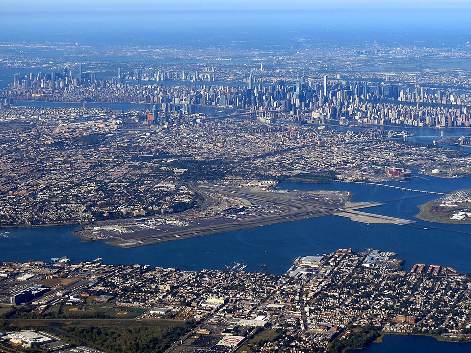 JFK、LGA、EWR三個紐約機場有什麼區別？｜LaGuardia Airport (31752066092)