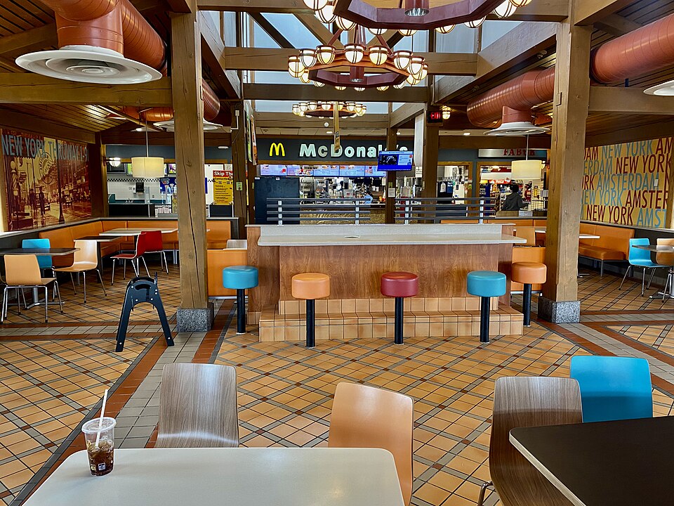 美東包車午餐怎麼安排？老人孩子不同口味與停靠｜New York State Thruway Mohawk Service Area, dining room - 20220506