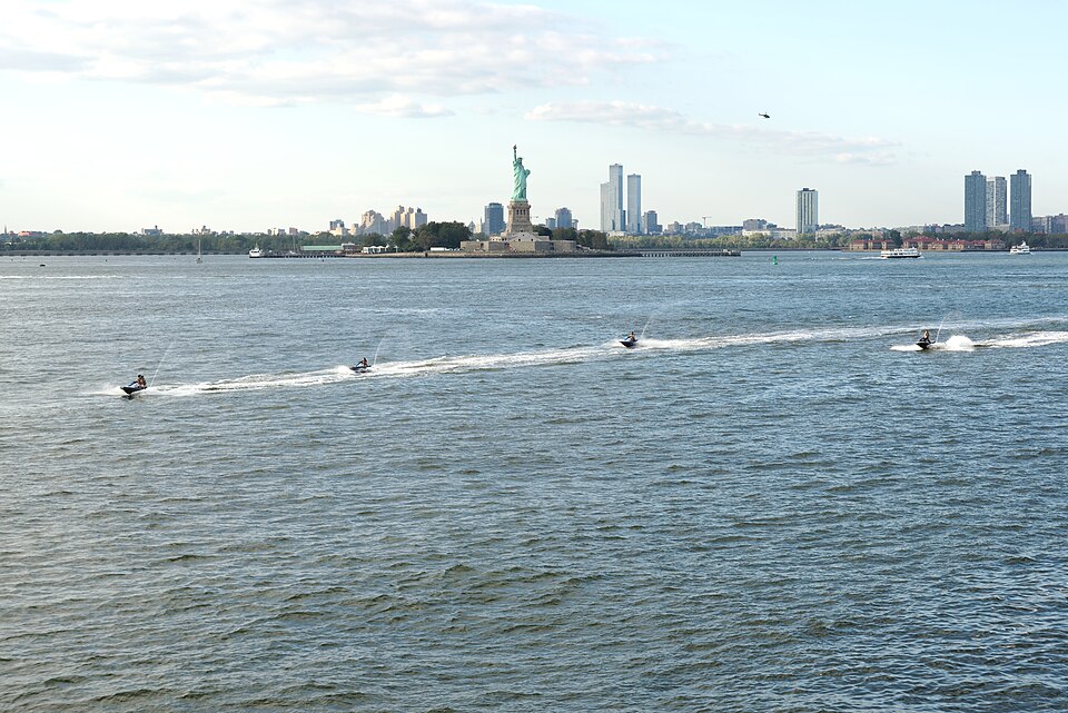 纽约史泰登岛免费渡轮怎么坐？码头、往返时间与家庭接送｜View of Liberty Island from Staten Island Ferry, NYC, 20231002 1645 1793
