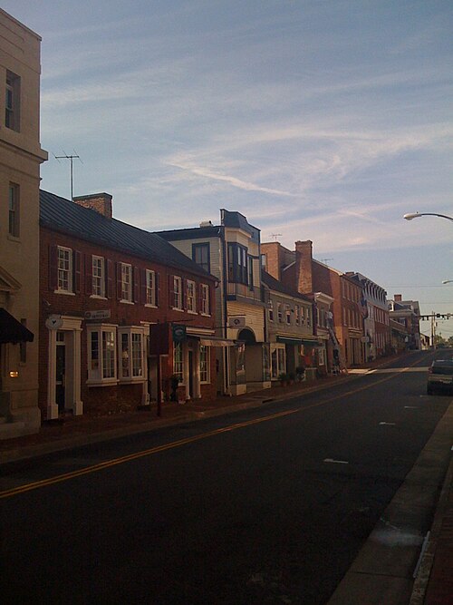 华盛顿去Leesburg奥特莱斯怎么安排?购物与机场接送取舍|Leesburg 市中心实景(非奥特莱斯内部)