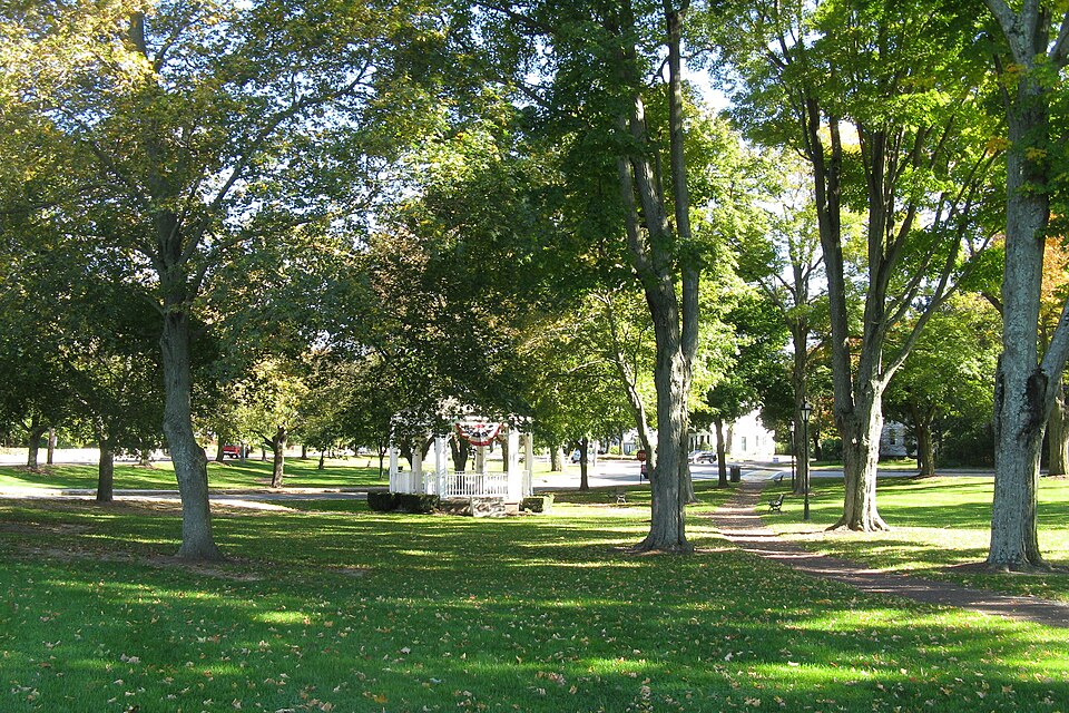 波士顿去Wrentham奥莱怎么安排？购物清单与家庭接送｜Wrentham Town Common, MA