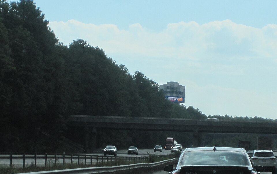 华盛顿去Kings Dominion值得吗？游乐项目与家庭用车｜Kings Dominion Sign seen from I-95