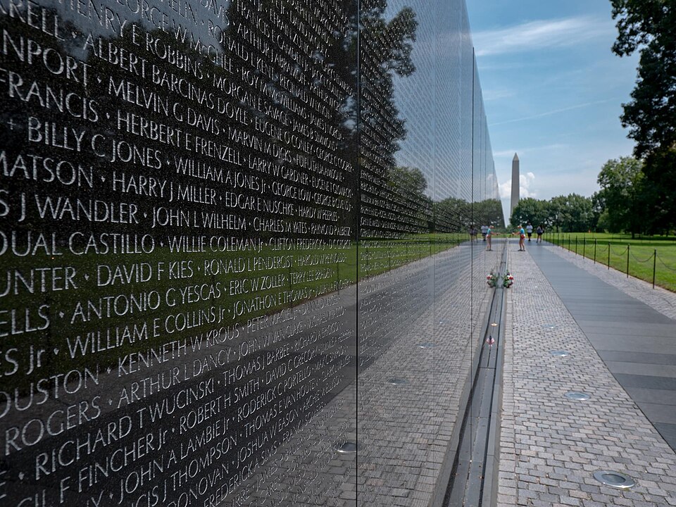 越战纪念碑怎么参观?姓名墙、亲子解释与家庭交通|Vietnam Memorial Wall with Washington Monument