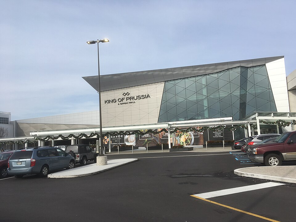费城普鲁士王购物中心怎么去？商场、奥莱与家庭接送比较｜King of Prussia Mall entrance between Neiman Marcus and Macy's