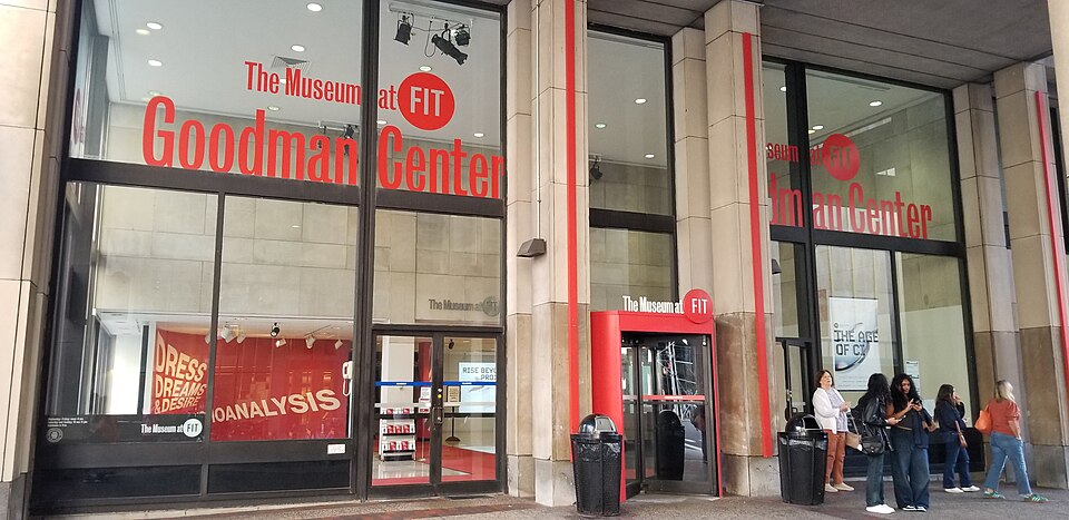 纽约FIT时装博物馆怎么去？免费展览、行李与交通攻略｜The Museum at FIT Entrance