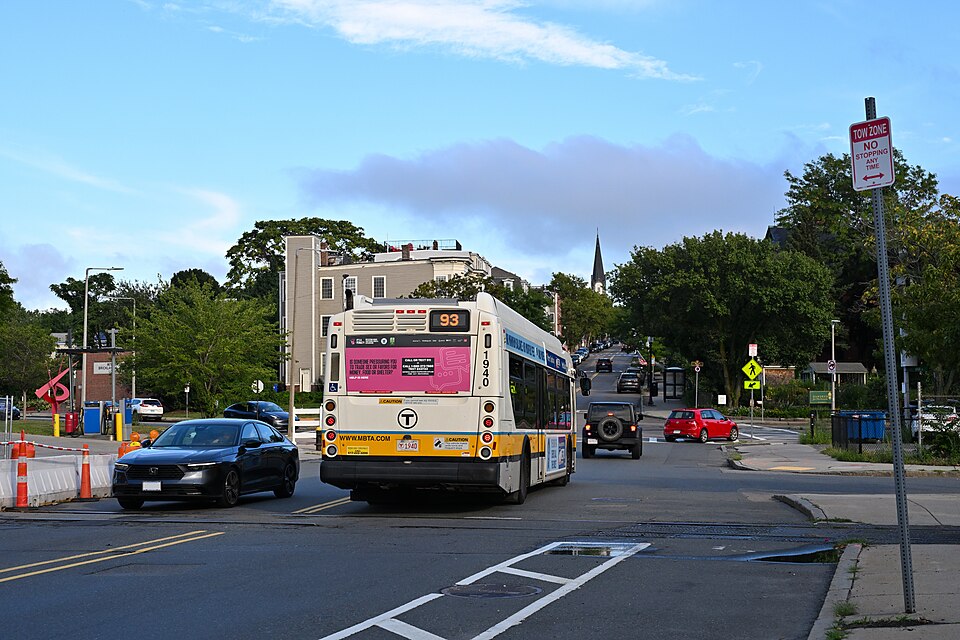 波士頓Charlestown怎麼安排？歷史街區與家庭短段｜MBTA route 93 heading south in Charlestown August 2026