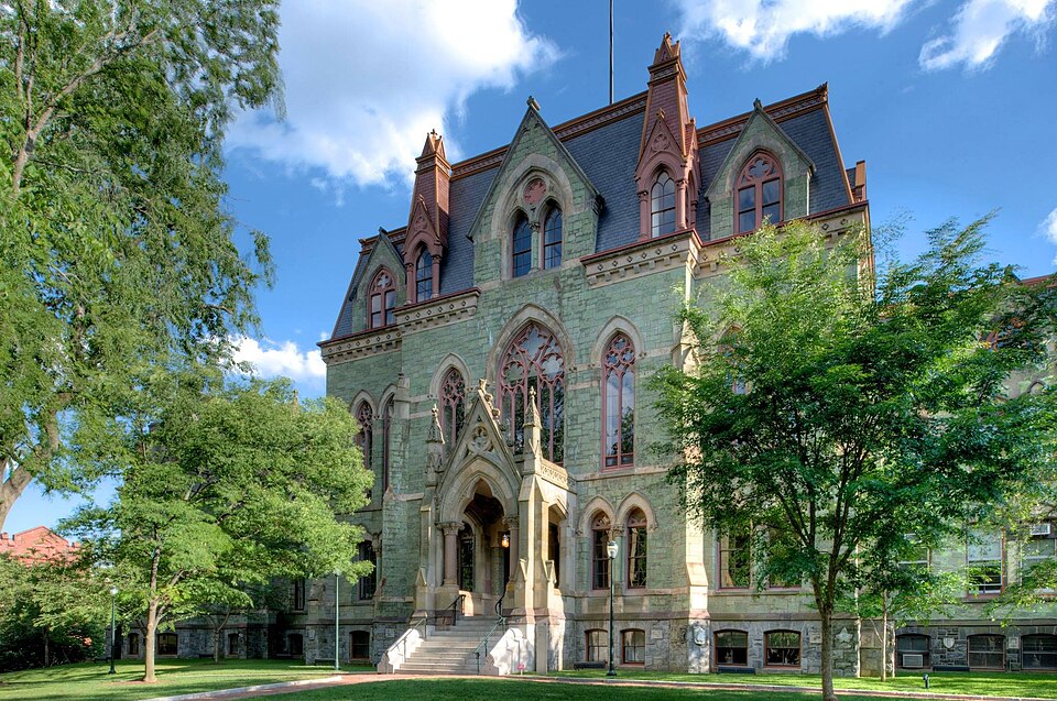 紐約到賓夕法尼亞大學包車：費城校園接送全攻略｜North facade of College Hall, Penn Campus