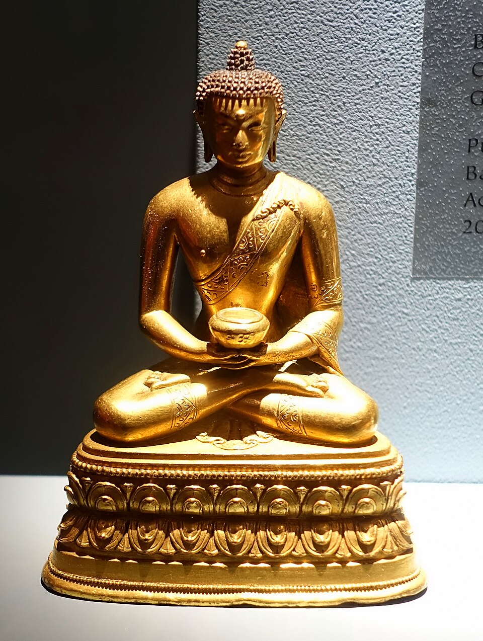 米德爾伯裡學院美術館怎麼參觀？佛蒙特校園看展與訪校銜接｜Buddha, Mongolia, 1600s, gilt bronze - Middlebury College Museum of Art - Middlebury, VT - DSC08183