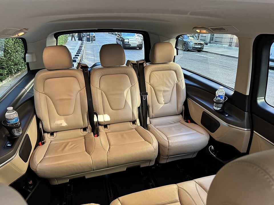 六個人包一輛車還是分兩輛？人數、行李和會合成本一起比較｜Mercedes-Benz V-Class interior with cream leather seats, Belgravia, London (Tripyana)