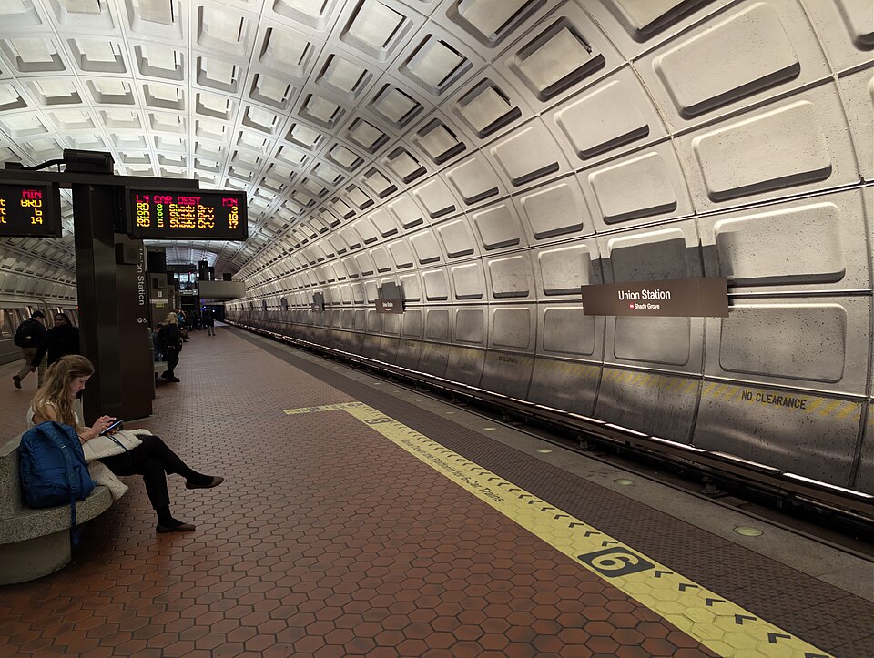 华盛顿周末地铁怎么查？维修、换乘与家庭用车取舍｜Union Station metro Shady Grove platform Washington DC 2026-03-18 13-28-01 1