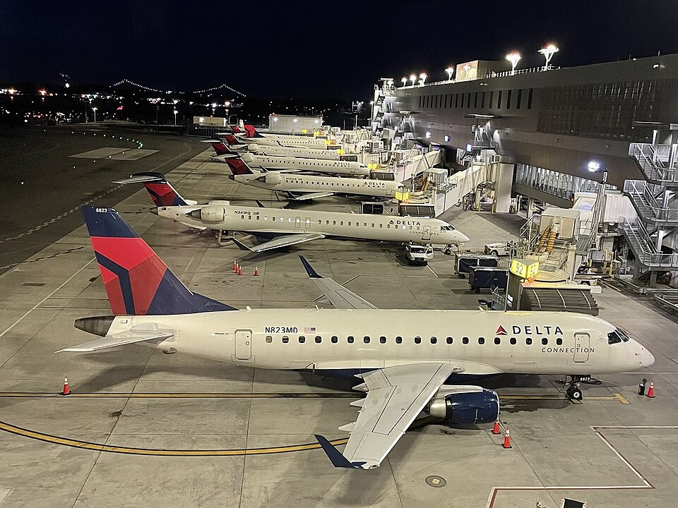 拉瓜迪亞機場（LGA）到曼哈頓怎麼走？完整交通指南｜Delta Connection fleet at LaGuardia Airport Terminal C