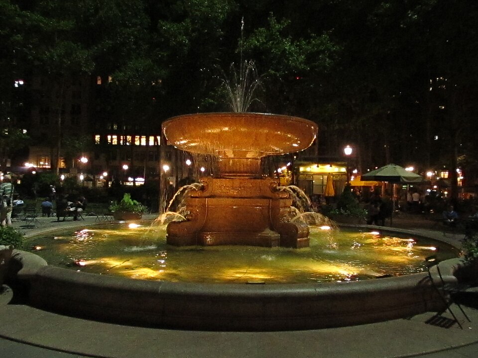 纽约布莱恩特公园怎么玩？中城休息与季节活动取舍｜Fountain, Bryant Park, Midtown Manhattan, New York (7237732902)