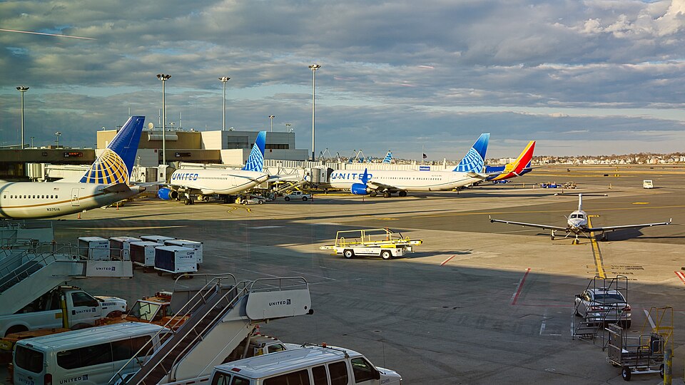 波士頓洛根機場接機指南：機場交通與私人接送｜Planes on the tarmac at Logan International Airport Terminal B 2022