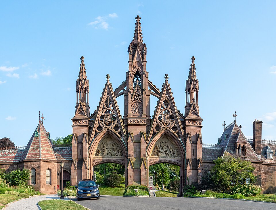 纽约绿荫公墓适合参观吗？历史景观、礼仪与家庭路线｜Green-Wood Cemetery gate (53784p) cropped