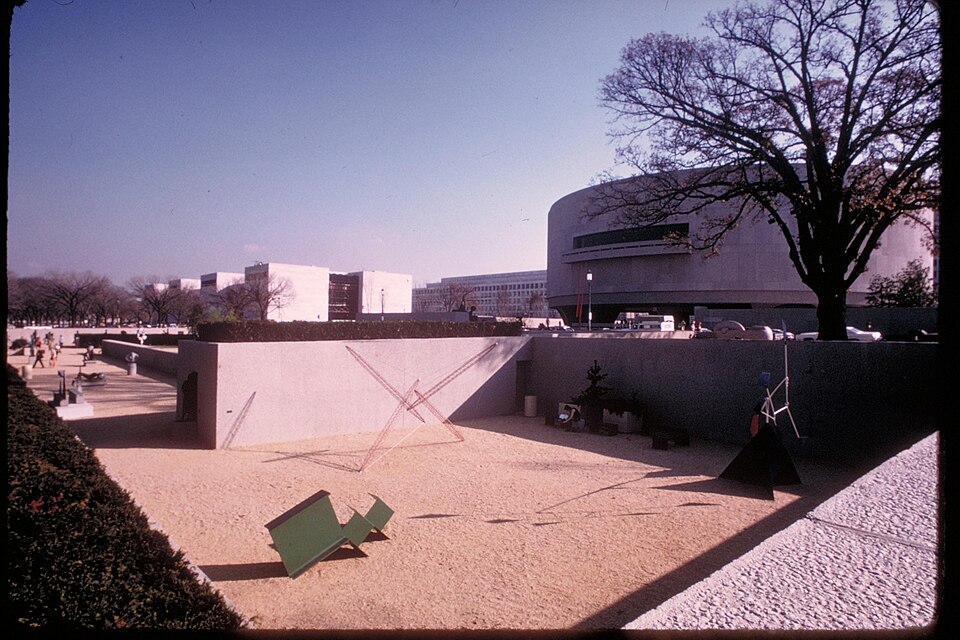 华盛顿赫什霍恩博物馆怎么逛？当代艺术与孩子选择｜Exterior Views of Hirshhorn Museum and Sculpture Garden, Smithsonian, on the National Mall in Washington, DC (f9705993-c843-4c8b-8c44-57b80270422b)