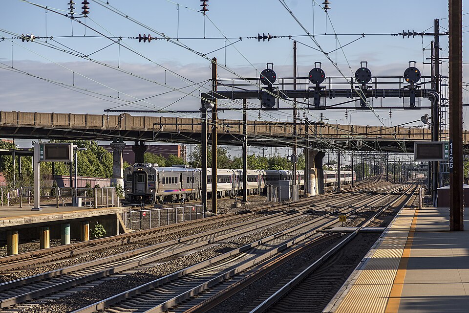 紐瓦克機場到布魯克林怎麼走？跨州跨河交通完整規劃｜Tracks at Newark Airport station NJ1