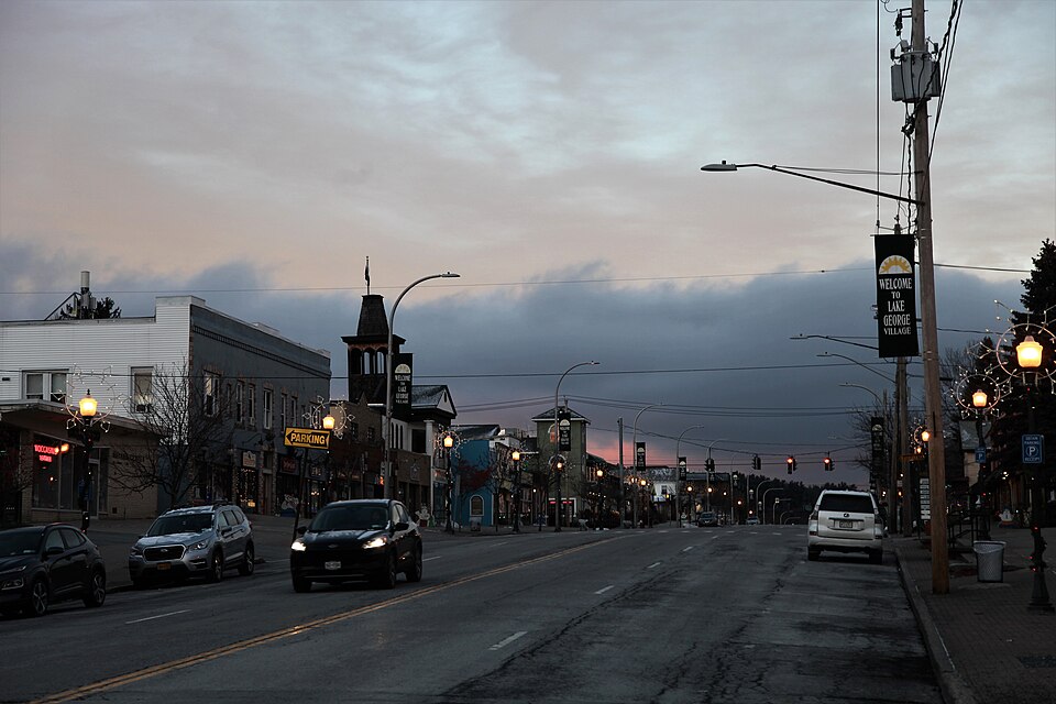 乔治湖适合家庭几天游?湖岸、船班与住宿取舍|Canada Street in the village, Lake George, New York (winter)