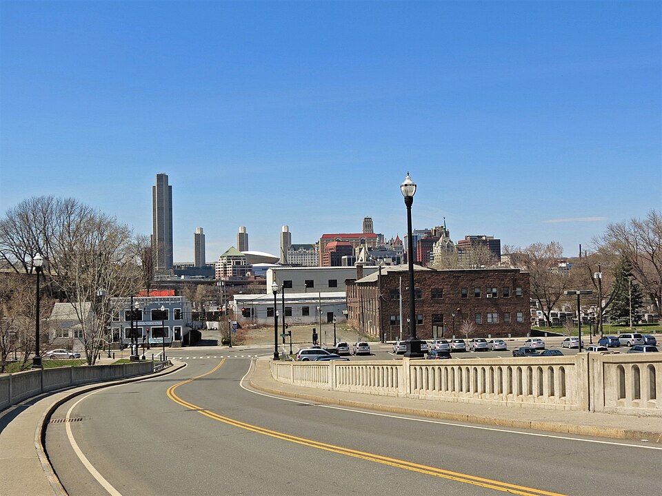 紐約到奧爾巴尼 Albany 包車：州府參觀、大學報到與酒店接送｜Albany-Rensselaer Rail Station - Herrick Street Bridge Albany Skyline View
