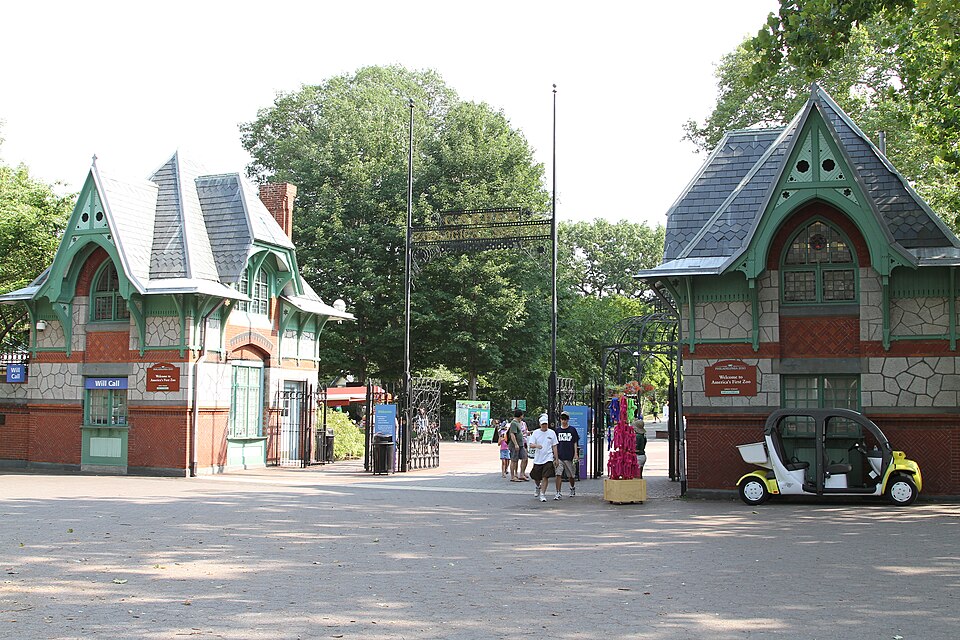 费城动物园怎么玩?门票、步行与亲子交通|Philadelphia Zoo entrance, Philadelphia, Pennsylvania, USA-27June2010