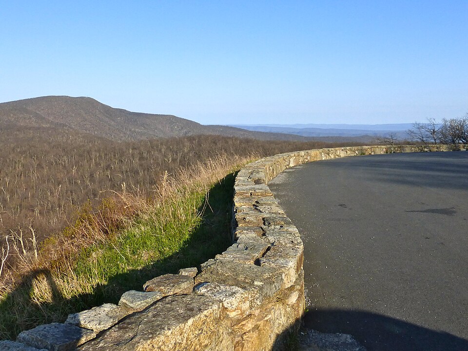 华盛顿去仙纳度怎么玩？天际线公路、入口与亲子路线｜Shenandoah National Park, VA - Skyline Drive lookout