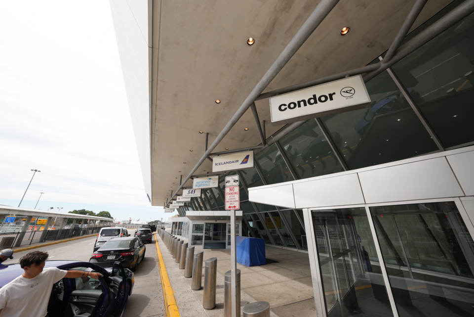 紐約退房後一日遊再送機:行李、停靠和時間怎樣安排?|JFK Terminal 7 exterior (Quintin Soloviev)