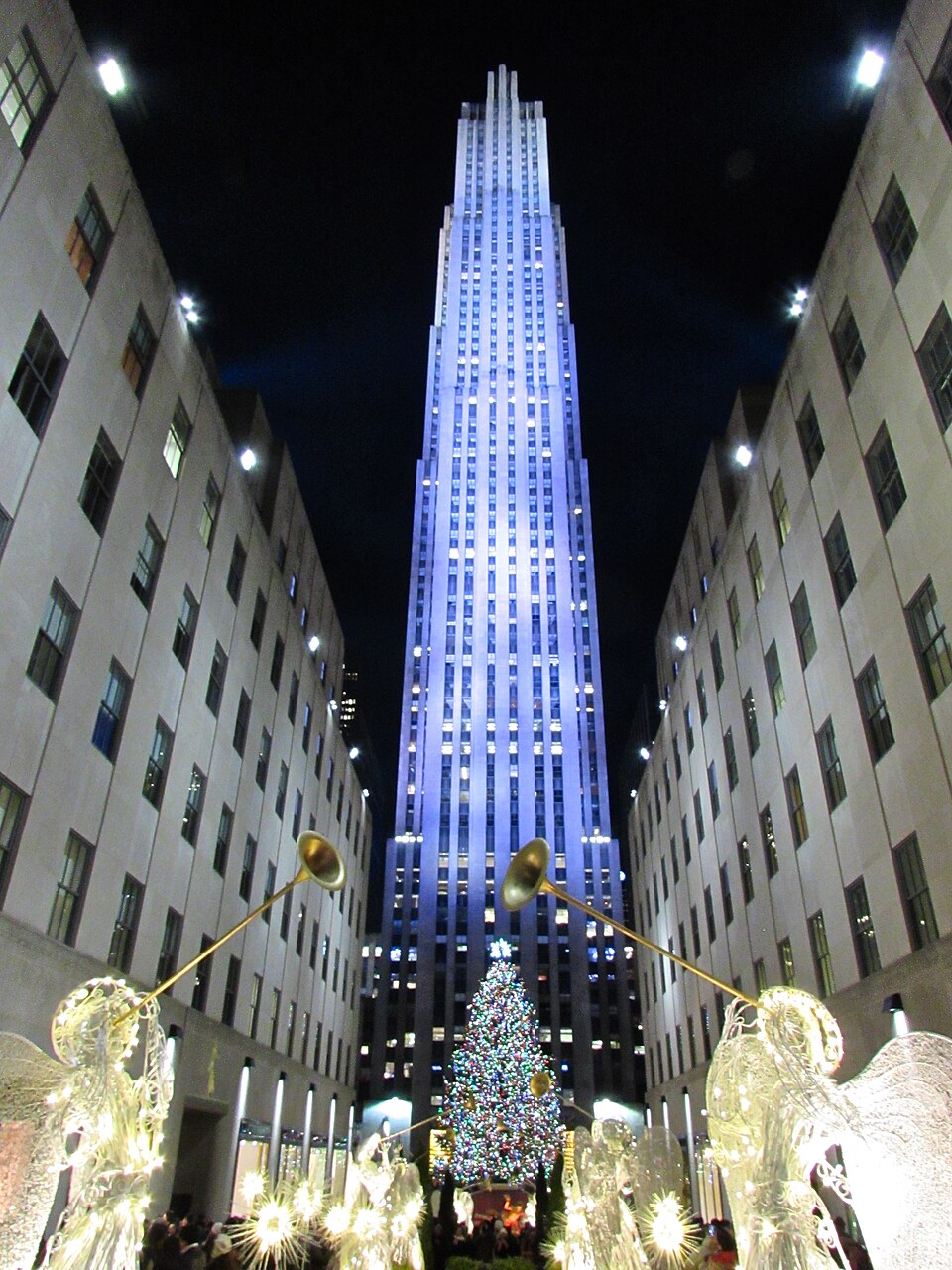 洛克菲勒聖誕樹季怎麼接送？家庭短停與擁擠取捨｜Rockefeller Center, Holiday decorations, New York City, NY, KW (15730996805)