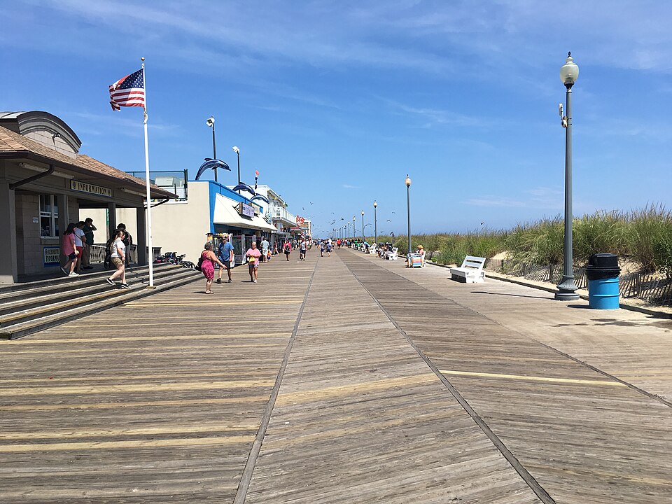 特拉華里霍博斯海灘怎麼玩？木板路、家庭休息與停車攻略｜Rehoboth Beach boardwalk at Delaware Avenue looking north