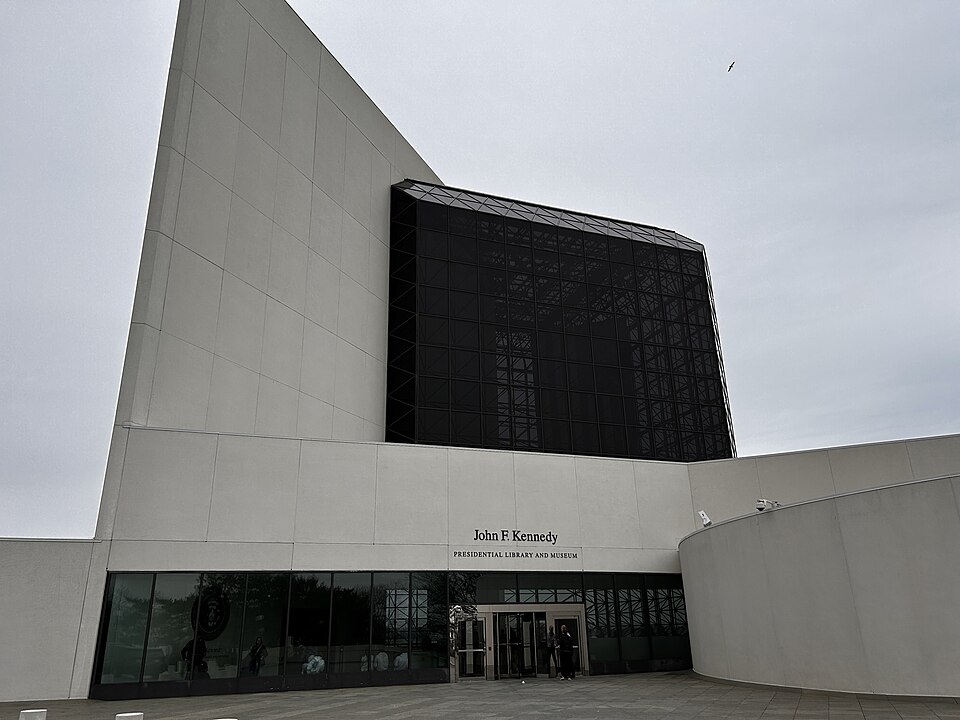 波士頓Dorchester怎麼安排？場館與家庭住宿取捨｜John F. Kennedy Presidential Library and Museum exterior, photographed April 2023 (53927239417)