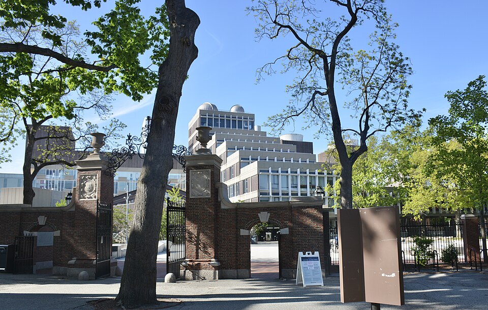 波士頓機場到哈佛大學怎麼走？洛根機場接駁與訪校交通全指南｜Harvard Science Center from the Yard