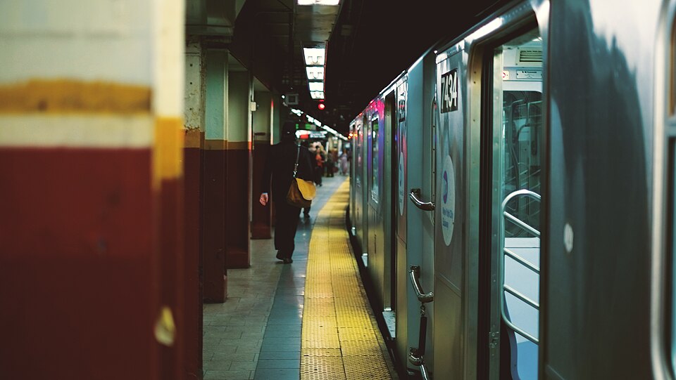 臺灣旅客紐約自由行前三天：OMNY、機場交通與分割槽行程｜Train stopping at a New York subway station (Unsplash)
