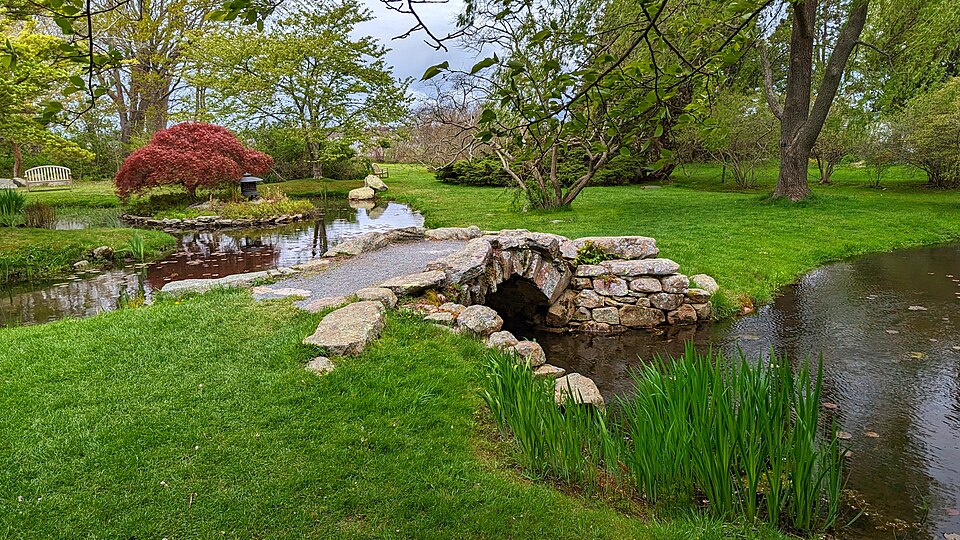 羅德島Blithewold莊園怎麼玩？花園與家庭過夜取捨｜Water Garden - Blithewold Mansion - Bristol, RI - PXL 20230504 165102914