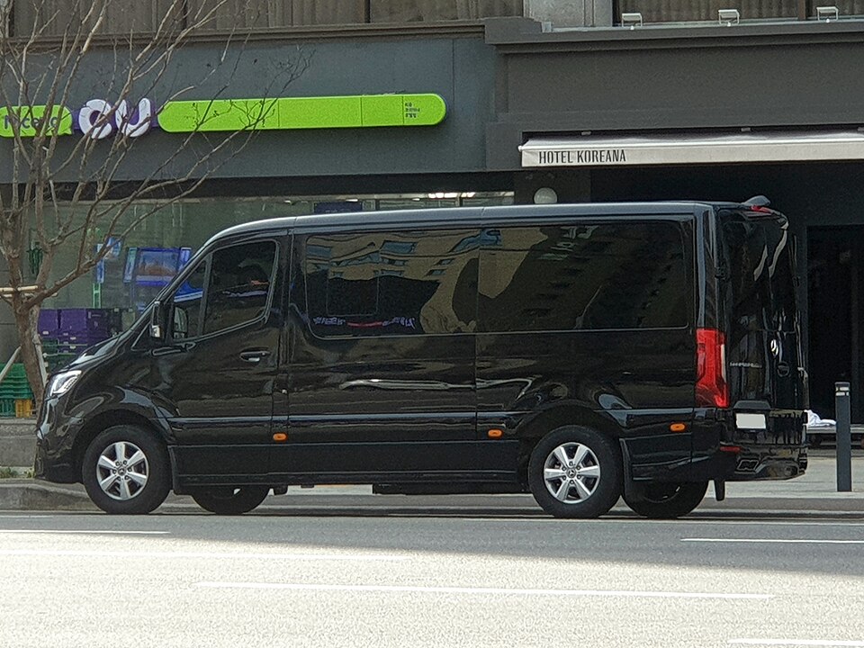美國東海岸多日包車怎麼預訂？司機、行李與住宿安排｜Mercedes-Benz Sprinter VS30 black (2)