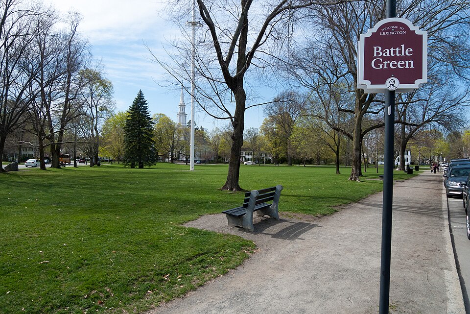 波士顿去列克星敦和康科德怎么安排？历史路线与家庭交通｜Lexington (Massachusetts) Battle Green sign