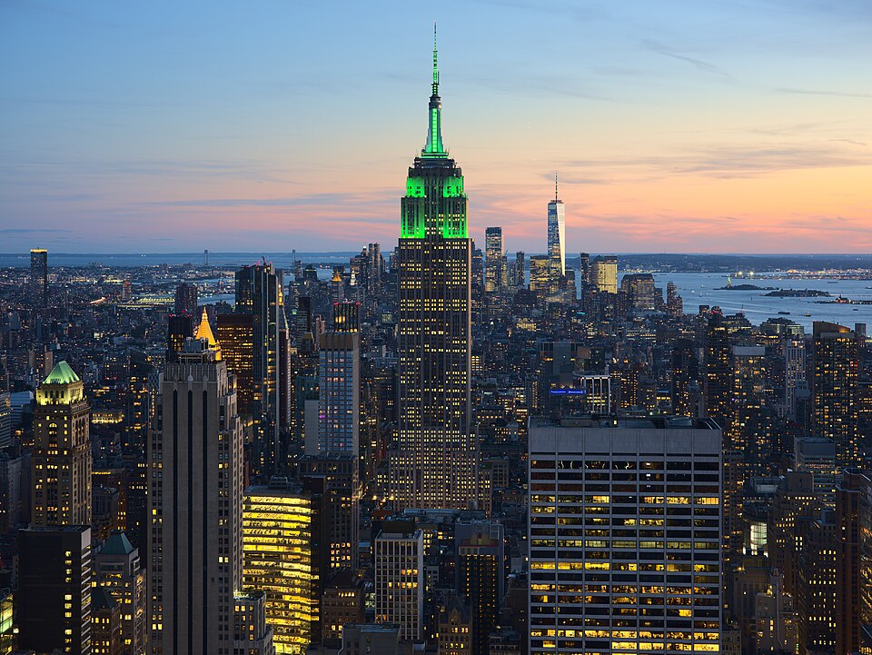 纽约旅游通票值得买吗？CityPASS与单独购票家庭比较｜View of Empire State Building from Rockefeller Center New York City dllu