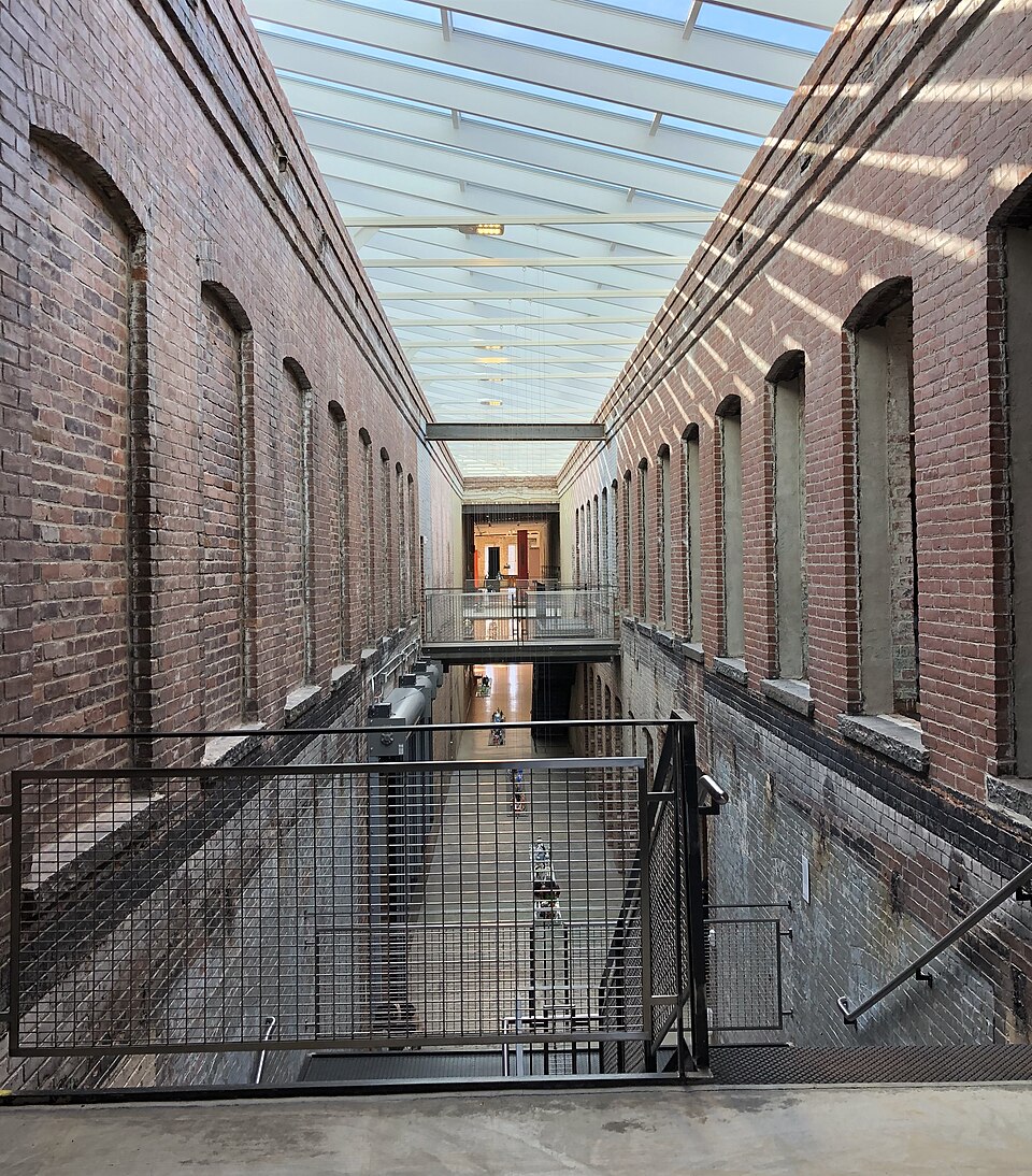 馬薩諸塞MASS MoCA怎麼玩？當代藝術與家庭半日｜MASS MoCA Building 6 Atrium