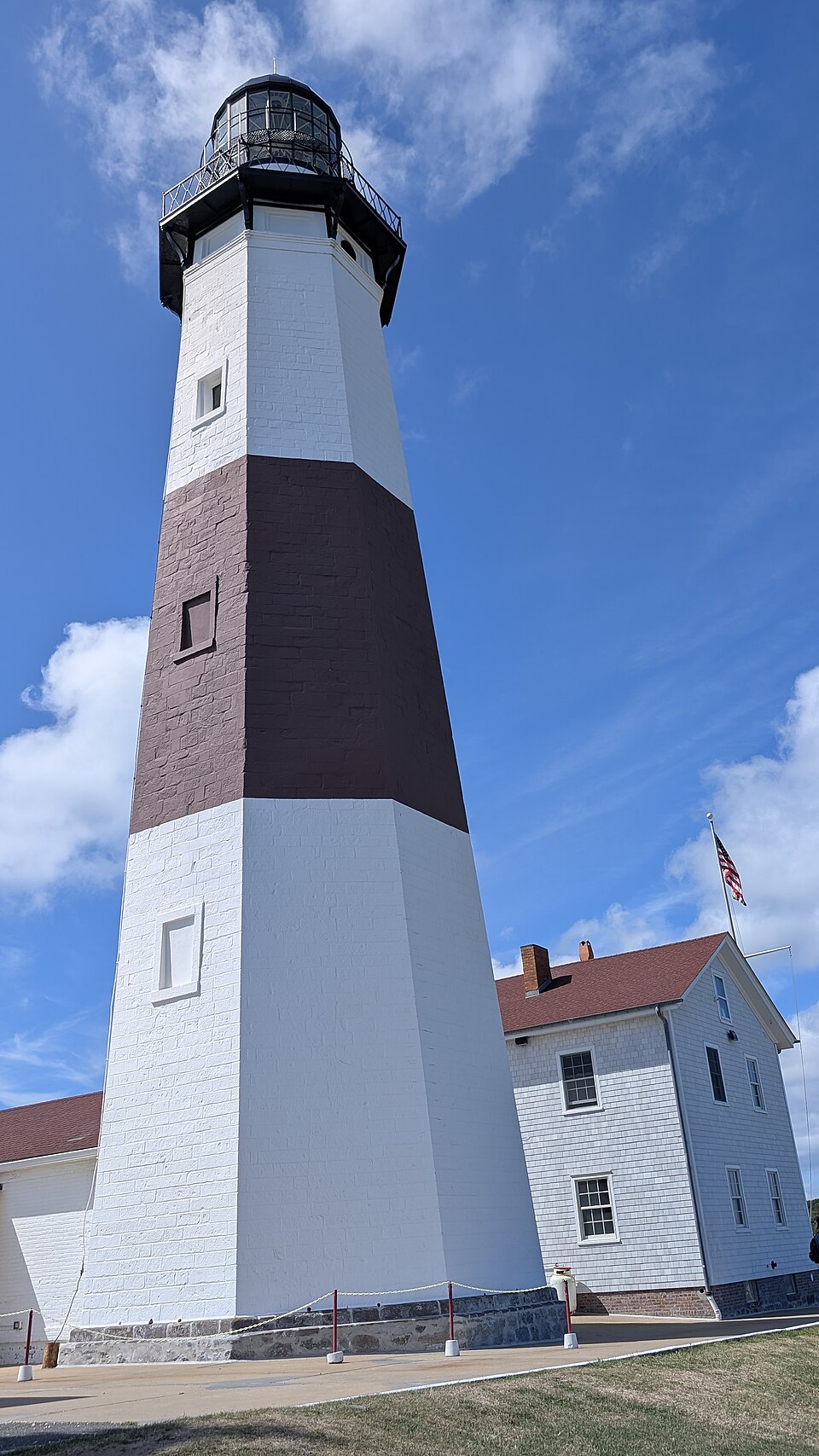 長島Montauk燈塔怎麼去？登塔取捨與家庭過夜｜Montauk Point Lighthouse buildings