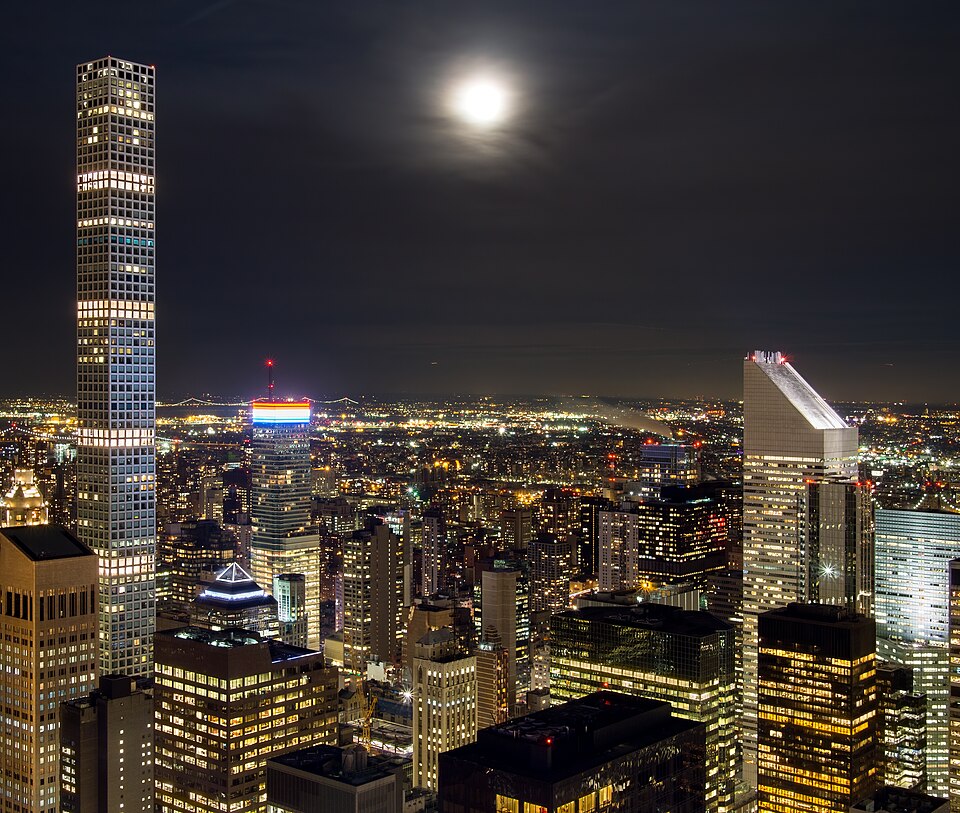 纽约观景台怎么选？帝国大厦与洛克菲勒家庭预算攻略｜Manhattan at night north of Rockefeller Center (11226)