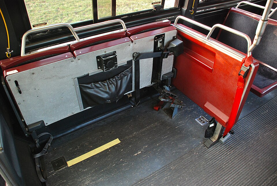 帶摺疊輪椅在美東包車,預訂前需要確認哪些空間與協助事項?|Wheelchair space in a 1992 Flxible Metro bus of TriMet, with folding seat in the folded-up position