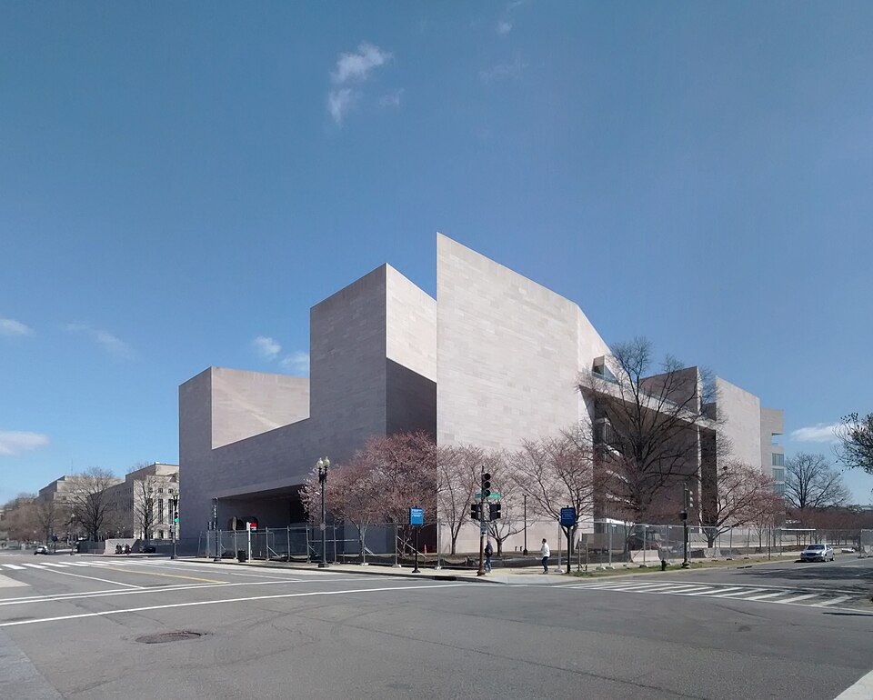 华盛顿国家美术馆怎么逛？东馆、西馆与家庭半日路线｜National-Gallery-of-Art-East-Building-I-M-Pei-National-Mall-Washington-DC-Apr-2014