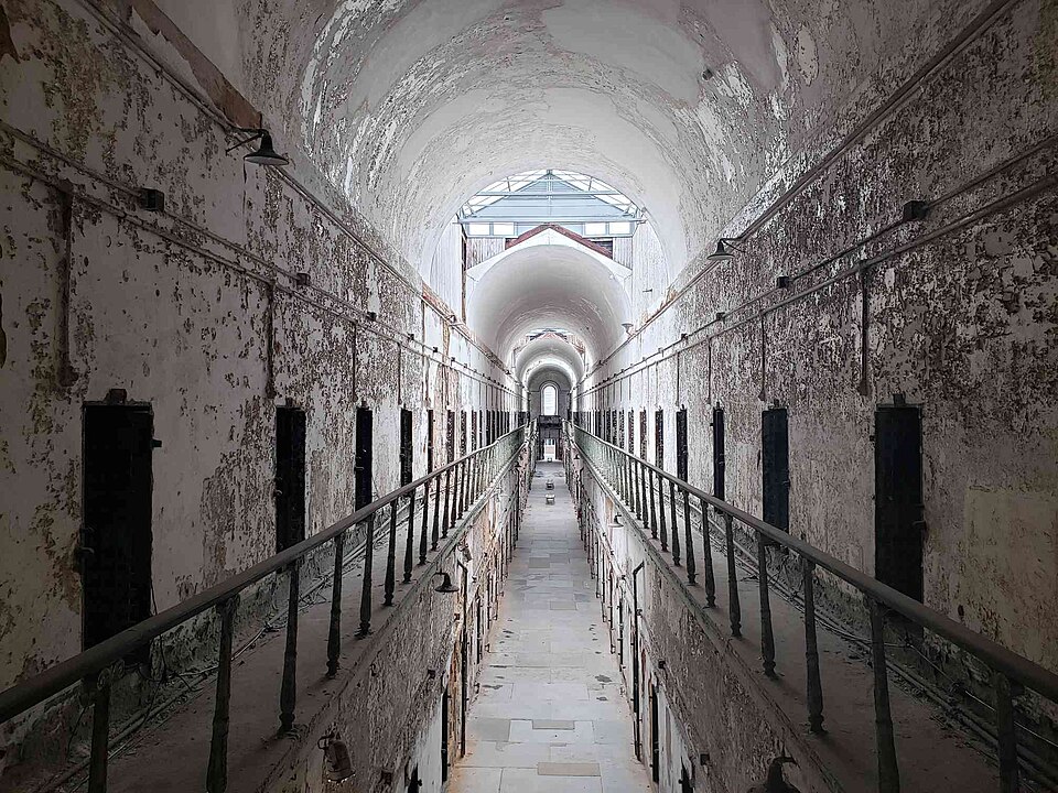 费城东州教养所怎么参观？历史内容与孩子年龄取舍｜Eastern state penitentiary cellblock gallery