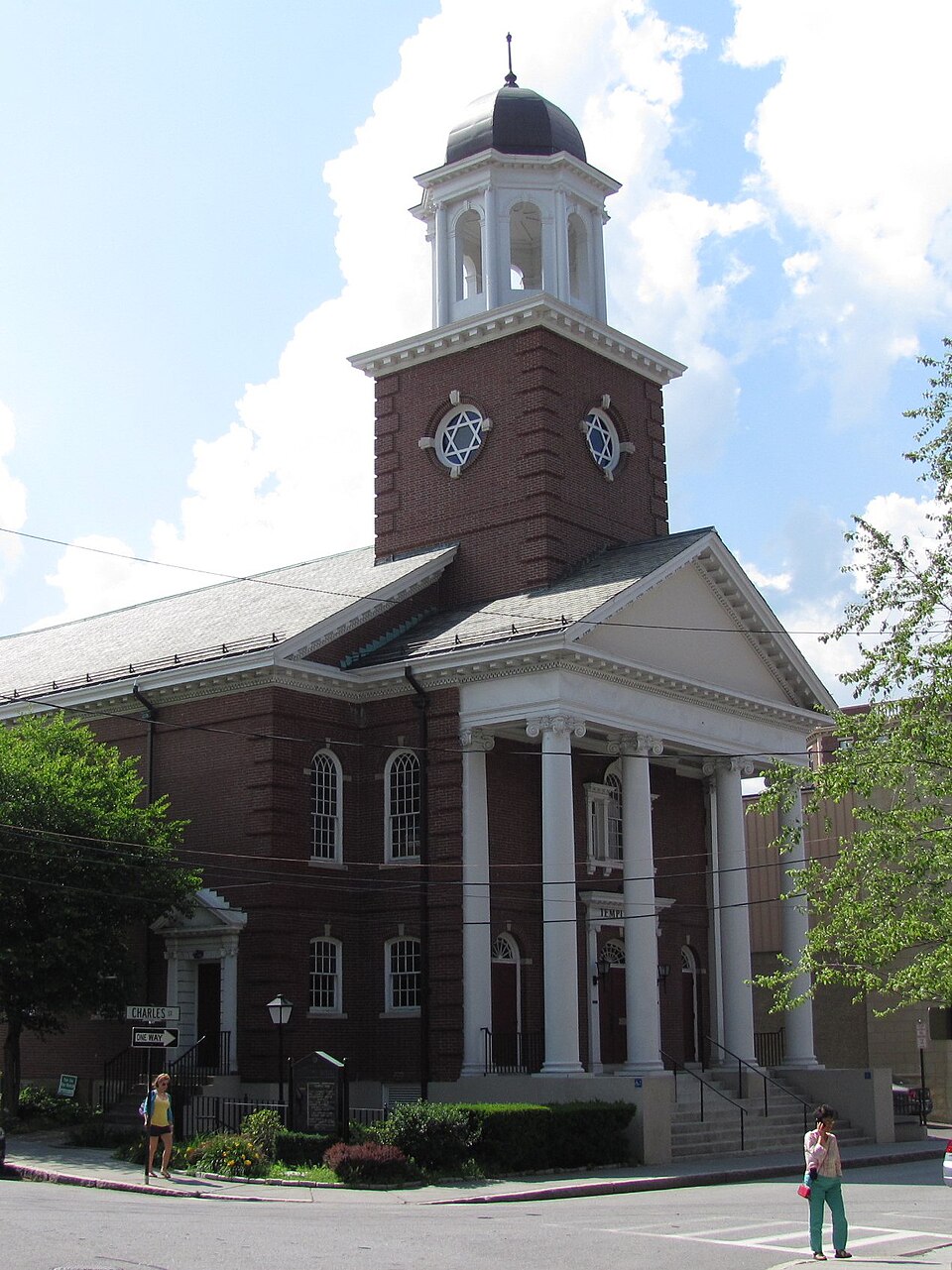 波士頓Brookline適合住嗎？酒店、訪校與家庭交通｜Second Unitarian Church, Coolidge Corner MA