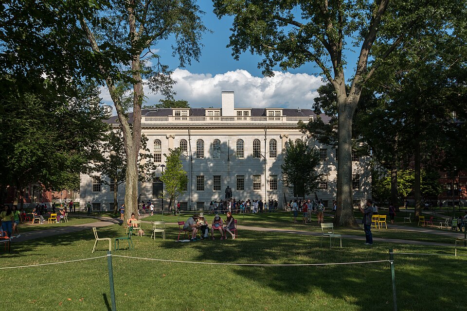 紐約到哈佛大學包車：波士頓大學參觀路線｜Harvard Yard im Sommer