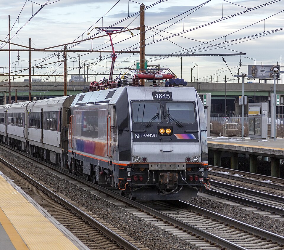 紐瓦克機場（EWR）到紐約市區交通攻略｜NJT train at Newark Liberty station NJ1